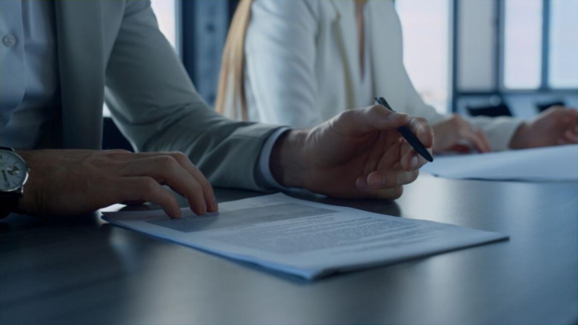 Profesionales colaborando en análisis de datos financieros durante sesión de trabajo