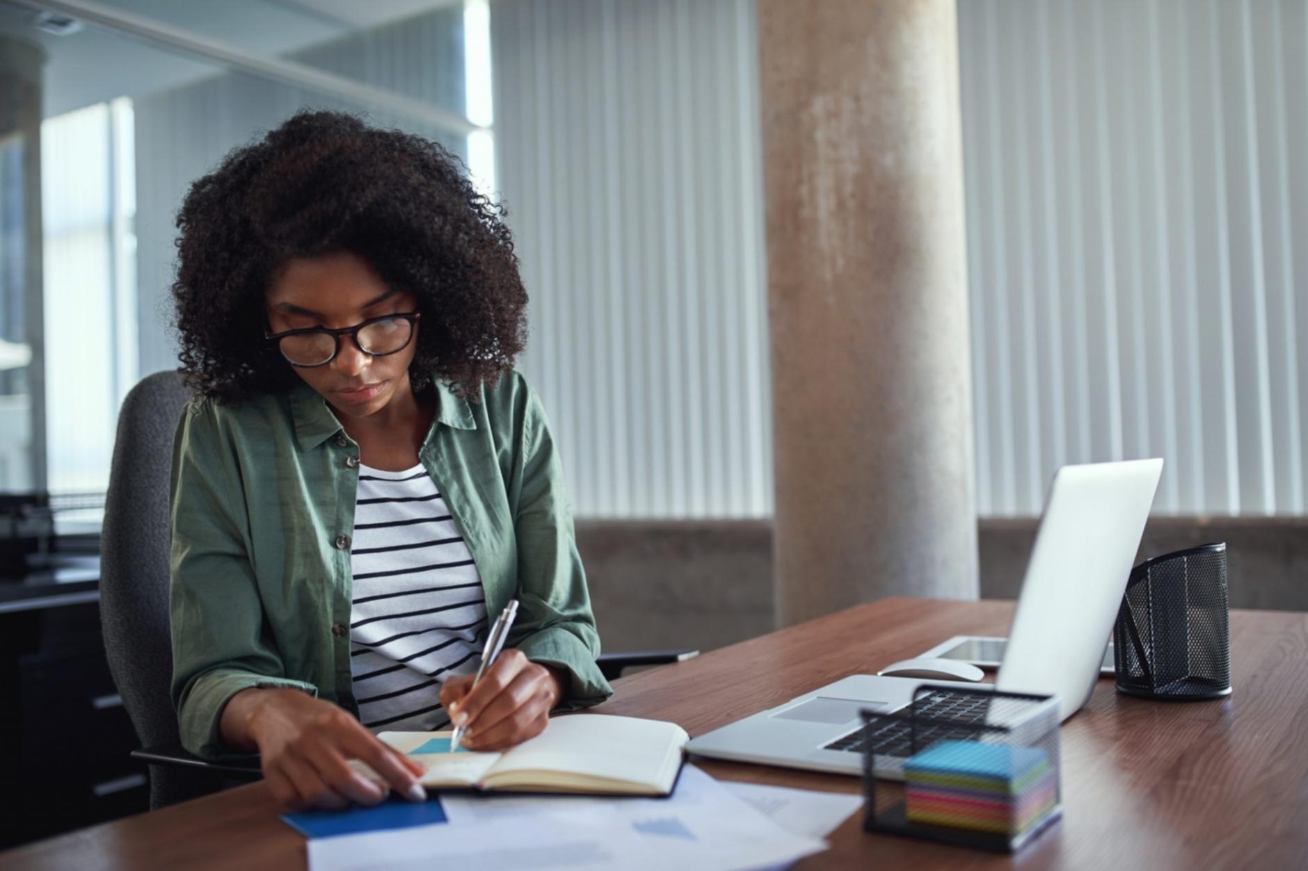 Estudiantes analizando estados financieros en sesión práctica